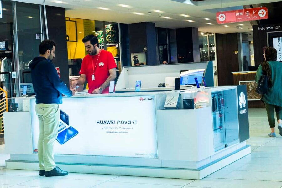 آغاز به کار جزیره‌ خدمات هوآوی در مراکز خرید کوروش و ارگ