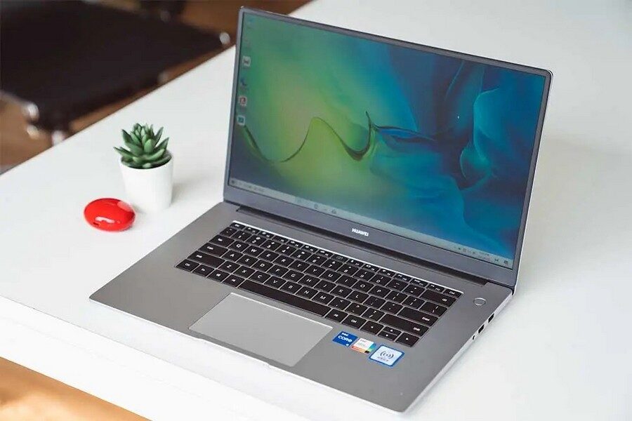 چرا میت بوک دی 15 2021 بهترین لپ‌تاپ برای کار شبانه است